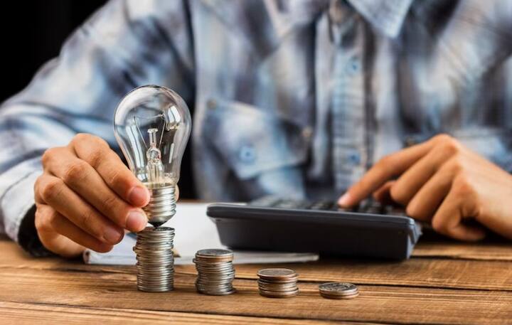 ਦਰਅਸਲ, ਫਿਨਲੈਂਡ (Finland) ਦੇਸ਼ ਵਿੱਚ ਇੰਨੀ ਬਿਜਲੀ ਪੈਦਾ ਹੋਣੀ ਸ਼ੁਰੂ ਹੋ ਗਈ ਹੈ ਕਿ ਬਿਜਲੀ ਦੀਆਂ ਕੀਮਤਾਂ ਨੈਗੇਟਿਵ ਹੋ ਗਈਆਂ ਹਨ। ਅਧਿਕਾਰੀਆਂ ਨੂੰ ਸਮਝ ਨਹੀਂ ਆ ਰਹੀ ਹੈ ਕਿ ਇਸ ਸਮੱਸਿਆ ਦਾ ਹੱਲ ਕਿਵੇਂ ਕੀਤਾ ਜਾਵੇ। ਫਿਨਲੈਂਡ ਇੱਕ ਅਜਿਹਾ ਦੇਸ਼ ਹੈ ਜਿੱਥੇ ਨਵਿਆਉਣਯੋਗ ਊਰਜਾ ਭਰਪੂਰ ਮਾਤਰਾ ਵਿੱਚ ਪੈਦਾ ਕੀਤੀ ਜਾ ਰਹੀ ਹੈ।