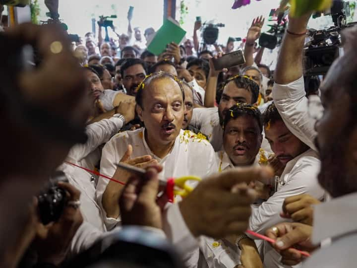 Ajeet Pawar Meeting: अजित पवार और शरद पवार ने बुधवार (5 जुलाई) को अपने-अपने गुट की मीटिंग बुलाई है. पहले सुबह 11 बजे अजित पवार गुट की मीटिंग होगी. वहीं दोपहर 1 बजे शरद पवार गुट की बैठक होगी.