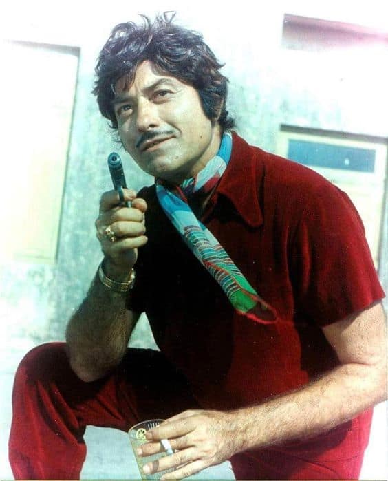 अपने रोबिले स्वभाव को लेकर फेमस एक्टर राजकुमार ने हिंदी सिनेमा को कई शानदार फिल्में दी हैं. लेकिन आज हम आपको एक्टर की लव लाइफ से रूबरू करवा रहे हैं. राजकुमार का दिल इंडस्ट्री की सबसे खूबसूरत एक्ट्रेस कही जाने वाली मीना कुमारी पर आया था.