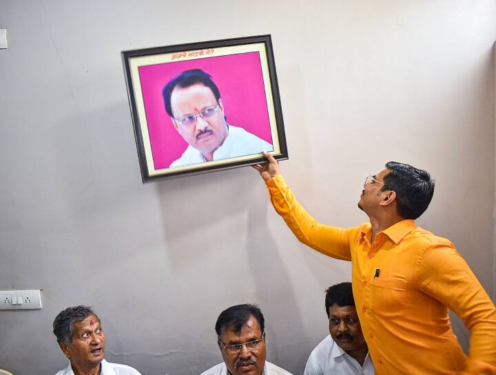 अजित पवार ने रविवार को एनसीपी के कई विधायकों को साथ लेकर बगावत करते हुए शिंदे सरकार में डिप्टी सीएम पद की शपथ ली थी. उनके इस कदम के बाद सोलापुर में विरोध प्रदर्शन के तहत पार्टी कार्यालय से उनकी तस्वीर हटा दी गई थी.