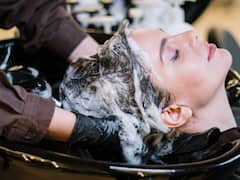 शैंपू के छोटे पाउच खरीदना ज्यादा फायदेमंद है या फिर बोतल खरीदना? जानिए किसमें कितना आता है