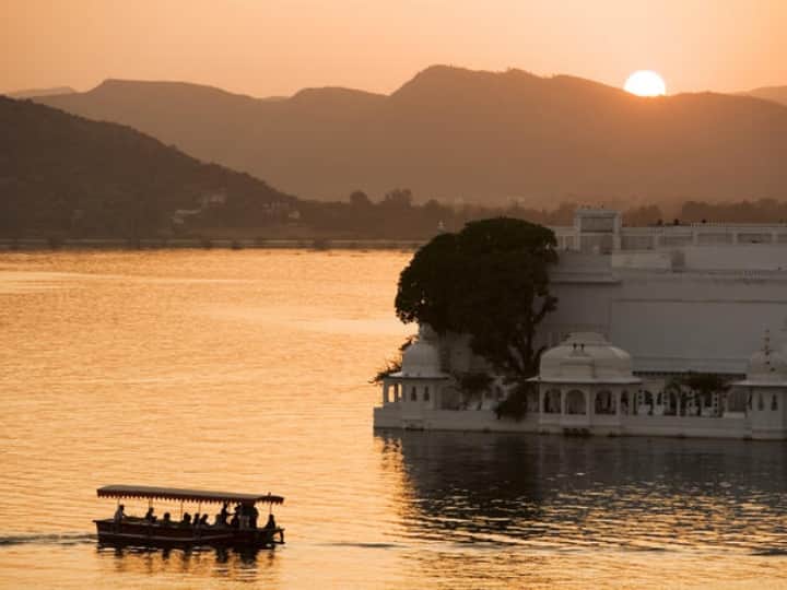 New trend of foreign tourists in Udaipur Rajasthan number of American increased after Corona ANN Tourist in Udaipur: उदयपुर में विदेशी पर्यटकों का नया ट्रेंड, कोरोना के बाद अमेरिकियों को भा रहा है झीलों का शहर