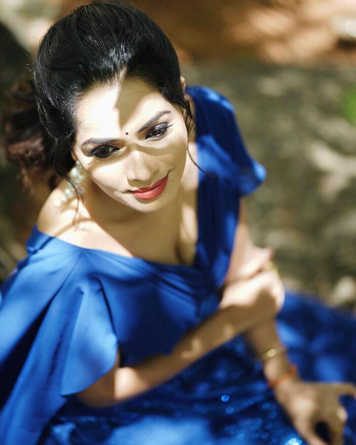 కన్నడలో పలు సీరియల్స్‌తో పాటు సినిమాల్లో కూడా కనిపిస్తున్న శోభా ఎప్పటికప్పుడు తన ఫోటోలను సోషల్ మీడియా లో షేర్ చేస్తుంటుంది.