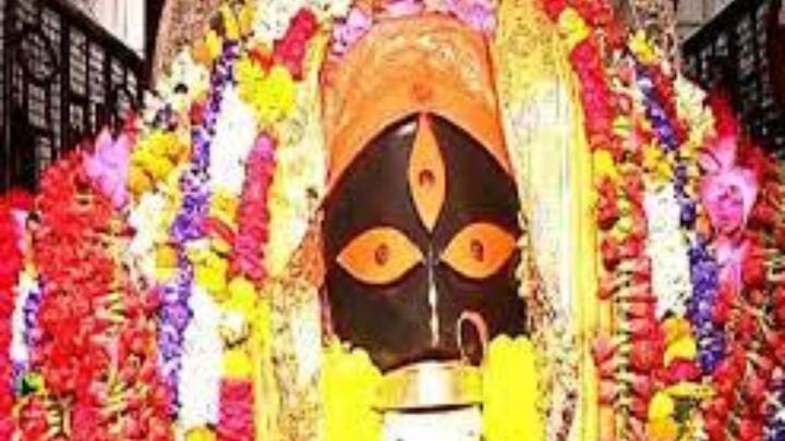 লীঘাটের মূল পুজো আটটি। রক্ষাকালী, স্নানযাত্রা, জন্মাষ্টমী, মনসাপুজো, চড়ক, গাজন, রামনবমী, আর দীপাবলী। কালীঘাট মন্দিরে দুর্গাপুজোও করা হয়।
