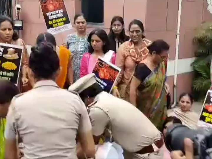 Mahila Congress protested in Delhi on the issue of price rise, targeted the police