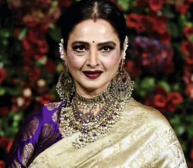 Rekha Photos:એવરગ્રીન અભિનેત્રી રેખાની સુંદરતા તેની ઉંમરની સાથે વધી રહી છે. તાજેતરમાં અભિનેત્રી પ્રખ્યાત મેગેઝિન વોગ દુબઈના કવર પર જોવા મળી છે. જેની તસવીરો સોશિયલ મીડિયા પર ખૂબ વાયરલ થઈ રહી છે.