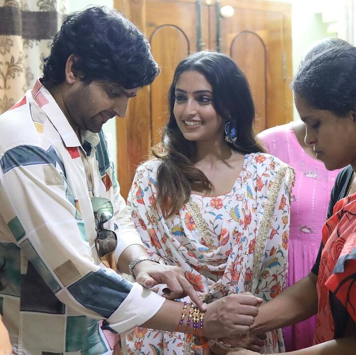 పలువురు మహిళా అభిమానులు శ్రీవిష్ణుకు రాఖీ కట్టారు.