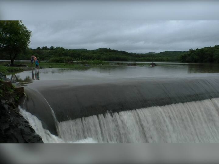 अशावेळी सांडव्याच्या तसेच धरण क्षेत्रामध्ये जाऊ नये असे आवाहन सिंधुदुर्ग पाटबंधारे विभागाने केले आहे.