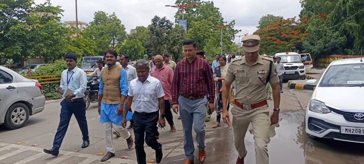 त्यांनी शासकीय वाहनातून जाण्यास नकार देत, आपल्या पत्नीसह पायी जात विभागीय आयुक्त ते गुलशन महल असा प्रवास केला.