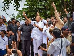 महाराष्ट्र की सियासत की दिलचस्प तस्वीर, अजित पवार ने दफ्तर में लगाया फोटो तो शरद पवार बोले- 'जिन्होंने धोखा दिया वे...'