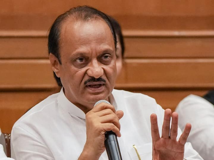 इस बैठक को अजित पवार के शक्ति प्रदर्शन के तौर पर देखा जा रहा है. वहीं बुधवार को ये तस्वीर साफ हो सकती है कि दोनों गुटों के पास कितने विधायकों का समर्थन है. दरअसल, एनसीपी के 53 विधायकों में से 40 विधायकों के समर्थन का दावा अजित पवार गुट की ओर से किया जा रहा है.