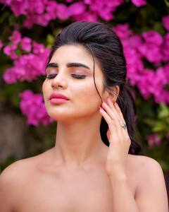 పింక్ డ్రెస్ లో వర్ష అందాలు - చూస్తే ఎవరైనా ఫిదా అవ్వాల్సిందే!