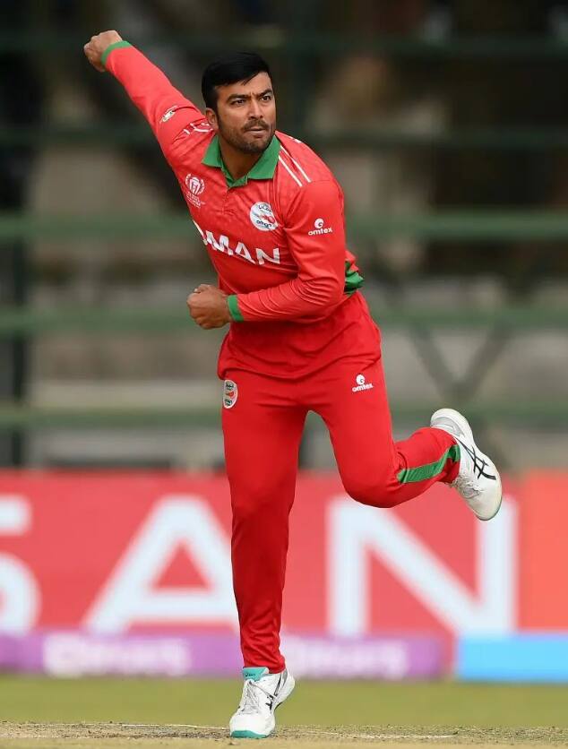 பின்னர் வந்த பாஸ் டி லீட், சாஹிப் சுல்பிகர் ஆகியோர் அணிக்கு சுமாரான பங்களிப்பை அளித்தனர். 48 ஓவர் முடிவில் 7 விக்கெட் இழப்பிற்க்கு 362 எடுத்தது நெதர்லாந்து.