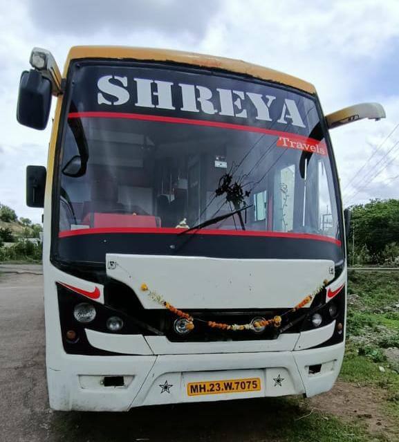 Buldhana News Video of youth drinking in running private travel bus goes viral Buldhana News: धावत्या खाजगी ट्रॅव्हल्स बसमध्ये तरुण मद्यपान करतानाचा व्हिडीओ व्हायरल, खासगी ट्रॅव्हल्समधील प्रवाशांची सुरक्षा धोक्यात