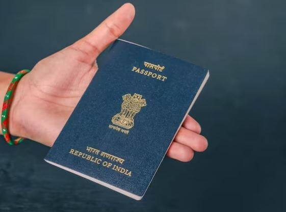 ਨੀਲੇ ਰੰਗ ਦਾ ਪਾਸਪੋਰਟ ਆਮ ਲੋਕਾਂ ਲਈ ਜਾਰੀ ਕੀਤਾ ਜਾਂਦਾ ਹੈ। ਅਜਿਹਾ ਹੋਣ ਨਾਲ ਤੁਸੀਂ ਵਿਦੇਸ਼ ਜਾ ਸਕਦੇ ਹੋ ਅਤੇ ਯਾਤਰਾ ਕਰ ਸਕਦੇ ਹੋ। ਇਸ ਦੇ ਨਾਲ ਹੀ ਇਸ ਪਾਸਪੋਰਟ 'ਤੇ ਕੰਮ, ਸਿੱਖਿਆ, ਸਿਹਤ ਆਦਿ ਕਿਸੇ ਵੀ ਕੰਮ ਲਈ ਪਰਮਿਟ ਲਿਆ ਜਾ ਸਕਦਾ ਹੈ।