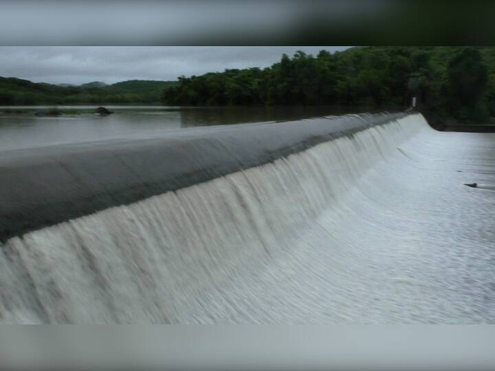 परिणामी पाणी धरणाच्या सांडव्यावरुन ओसंडून वाहत आहे.