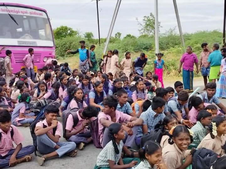 Karur: குளித்தலை சிவாயம் நெடுஞ்சாலையில் போதிய பேருந்து வசதி இல்லை - பள்ளி மாணவ,மாணவிகள்  சாலை மறியல்