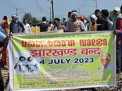 ঝাড়খন্ডে ট্রেনের ট্র্যাকের উপর বসে বনধ আদিবাসীদের, ধাক্কা দক্ষিণ পূর্ব রেল পরিষেবায়