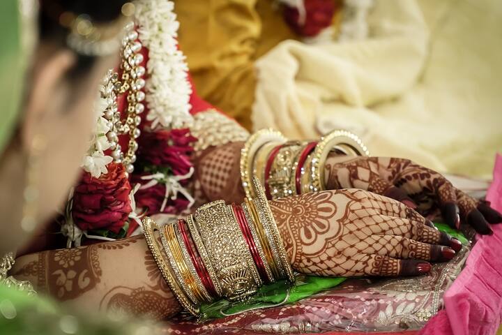 এ ছাড়াও সঙ্গে নিতে হবেবিয়ের নিমন্ত্রণ পত্র বা ম্যারেজ রেজিস্ট্রেশনের নোটিস। পাত্রের বয়সের প্রমাণপত্র।