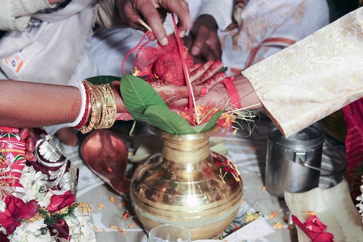 আবেদনকারীর পারিবারিক আয় দেড় লক্ষ টাকার মধ্যে হতে হবে।  আবেদনকারীর নিজস্ব ব্যাঙ্ক অ্যাকাউন্ট থাকতে হবে। 