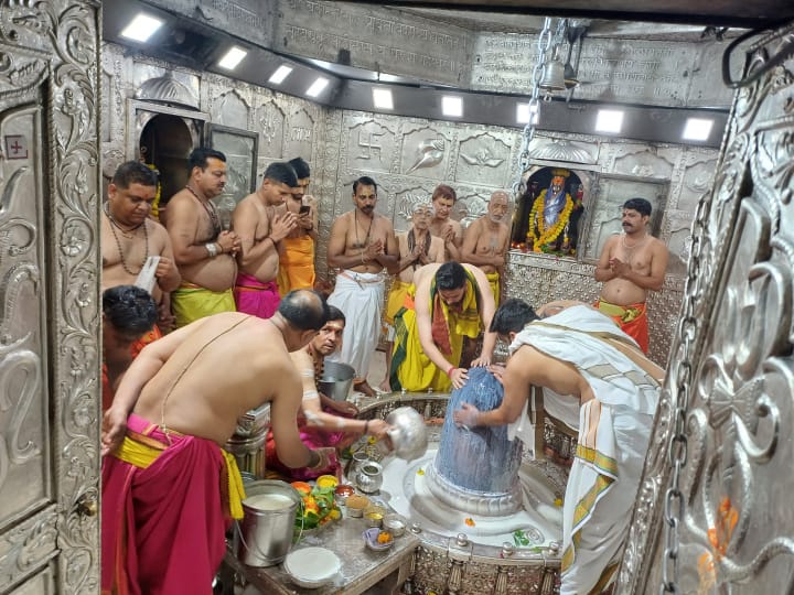 MP Sawan begins with the Bhasma Aarti of Lord Mahakal Mahakaleshwar Mandir Ujjain Ann Mahakal Bhasma Aarti: भगवान महाकाल की भस्म आरती से सावन का पवित्र महीना शुरू, रात में खोले गए मंदिर के पट