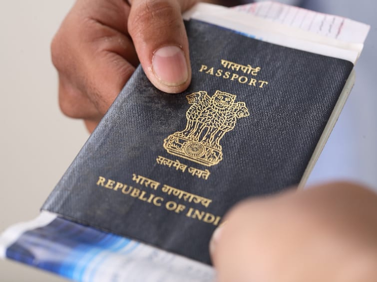 Passport Verification Online: Delhi Police issued video to guide people on twitter ANN Online Passport Verification: अब घर बैठे करा सकेंगे पासपोर्ट का पुलिस वेरिफिकेशन, थानों के चक्कर लगाने का झंझट की खत्म