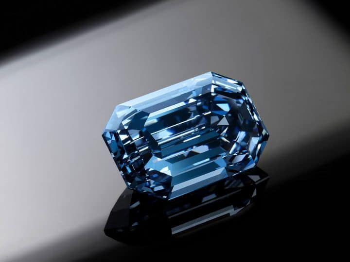 दुनिया में एक से बढ़ कर एक हीरे हैं. आपने अब तक कोहिनूर हीरे के बारे में ही सुना होगा, लेकिन क्या आप दुनिया के सबसे नायाब नीले हीरे के बारे में जानते हैं. इस हीरे की कीमत 3,93,62,18,400 रुपये है.