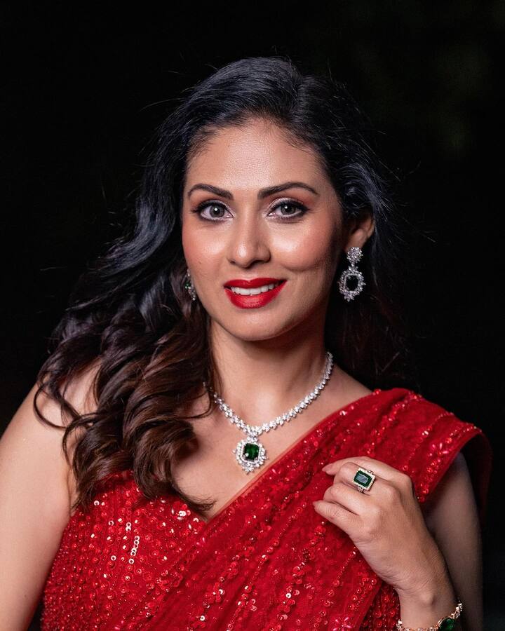 ప్రస్తుతం బుల్లితెరపై డ్యాన్స్ షోలకు జడ్జిగా కనిపిస్తోంది.