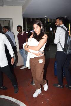 एयरपोर्ट पर अब 'जैेकेट' से खुद को कवर करते हुए स्पॉट हुईं Janhvi Kapoor, लोगों को आई 'तकिये' की याद