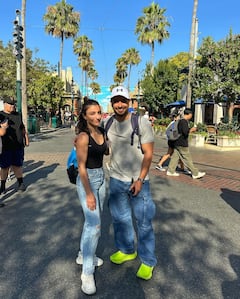 Soha Ali Khan, Kunal Khemu Take Daughter For Vacation In Disneyland