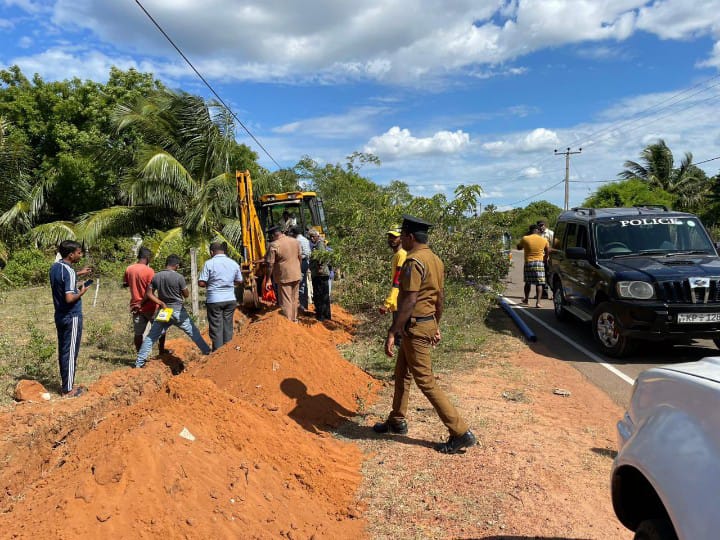 கொத்து கொத்தாய் மனித எலும்பு கூடுகள் - கண்டறியப்பட்ட விடுதலை புலிகளின் ஆடைகள்:  முல்லைத்தீவு அருகே அதிர்ச்சி