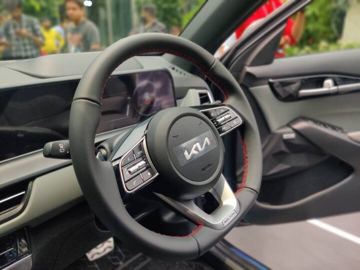 If we talk about new features then the Seltos now gets a panoramic sunroof while also getting dual zone climate control plus ADAS features too. (Image Source: Somnath Chatterjee)