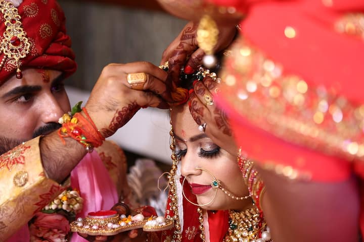আবেদন করতে গেলে কী কী নথি সঙ্গে নিয়ে যাওয়া বাধ্যতামূলক?পারিবারিক আয়ের ঘোষণাপত্র,আবেদনকারীর বয়সের প্রমাণপত্র। আবেদনকারীর বৈবাহিক অবস্থার ঘোষণাপত্র।
