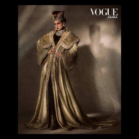Rekha Latest Pics: इंटरनेट पर तहलका मचा रहा रेखा का बला का खूबसूरत फोटोशूट, टकटकी लगाए देखते रह जाएंगे एक-एक तस्वीर