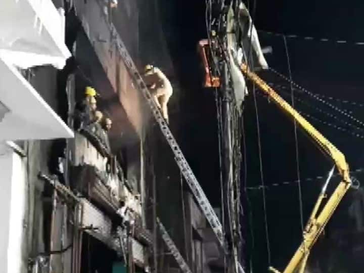 Uttar Pradesh Jhansi Sipri Bazar area massive fire broke in showroom and 4 Death Conform Jhansi Fire: झांसी के सीपरी बाजार में भीषण आग, लड़की समेत 4 की मौत, कई दुकानें जलकर खाक
