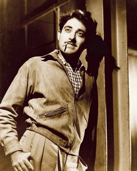 रिपोर्ट्स के अनुसार जब शूटिंग के वक्त राजकुमार मीना कुमारी को देखते रहते थे तो उनके पति कमल इस बात से काफी चिढ़ गए थे.