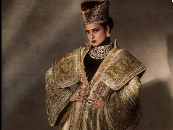 Rekha Latest Pics: इंटरनेट पर तहलका मचा रहा रेखा का बला का खूबसूरत फोटोशूट, टकटकी लगाए देखते रह जाएंगे एक-एक तस्वीर