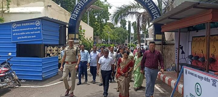 पत्नीसह आलेल्या केंद्रेकरांनी अगदी साधेपणाने शासकीय सेवेतून निरोप घेतला.