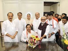 महाराष्ट्र की सियासत की दिलचस्प तस्वीर, अजित पवार ने दफ्तर में लगाया फोटो तो शरद पवार बोले- 'जिन्होंने धोखा दिया वे...'