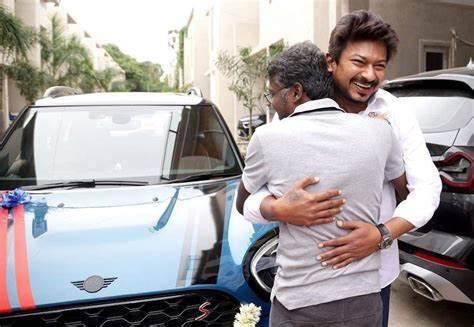 மாமன்னன் படத்தை இயக்கிய மாரி செல்வராஜுக்கு உதயநிதி ஸ்டாலின் மினி கூப்பர் கார் வழங்கி அவர் மகிழ்ச்சியை வெளிபடுத்தினார்.