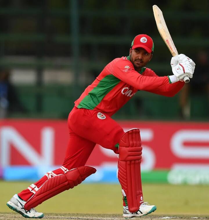 அயான் கான் மற்றும் சோயப் கான் இருவரும் அணியை வெற்றி பாதைக்கு அழைத்து செல்லும் முயற்சியில் ஈடுப்பட்டனர். 214 ரன்களை ஓமன் அணி எடுத்திருந்த நிலையில் சோயப் கான் 46 ரன்களில் ஆட்டமிழந்தார்.