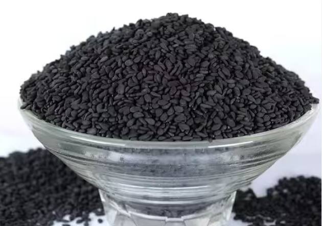 ਕਾਲਾ ਤਿਲ - ਕਾਲਾ ਤਿਲ ਸ਼ਿਵ ਅਤੇ ਸ਼ਨੀ ਦੋਹਾਂ ਨੂੰ ਪਿਆਰਾ ਹੈ। ਸਾਵਣ ਸੋਮਵਾਰ ਜਾਂ ਸਾਵਣ ਸ਼ਨੀਵਾਰ ਨੂੰ ਕਾਲੇ ਤਿਲ ਦਾਨ ਕਰਨ ਨਾਲ ਸ਼ਨੀ ਦੀ ਸਾੜ੍ਹ ਸਤੀ ਦੇ ਮਾੜੇ ਪ੍ਰਭਾਵਾਂ ਨੂੰ ਘੱਟ ਕੀਤਾ ਜਾਂਦਾ ਹੈ। ਰਾਹੂ-ਕੇਤੂ ਤੋਂ ਪੈਦਾ ਹੋਏ ਵਿਕਾਰ ਵੀ ਦੂਰ ਹੋ ਜਾਂਦੇ ਹਨ।