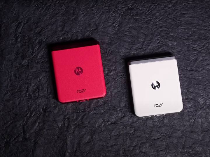 क्या है बेस्ट: दोनों ही स्मार्टफोन में लगभग सारे मुख्य फीचर सेम ही हैं लेकिन डिस्प्ले और कैमरा नए यानि मोटोरोला के फोन अच्छा है. साथ ही कीमत भी मोटोरोला के फोन की कम है. ऐसे में मोटोरोला का स्मार्टफोन आपके लिए एक अच्छा ऑप्शन हो सकता है. ध्यान दें, आपके लिए बेस्ट क्या है ये आपकी जरूरत और बजट तय करता है.