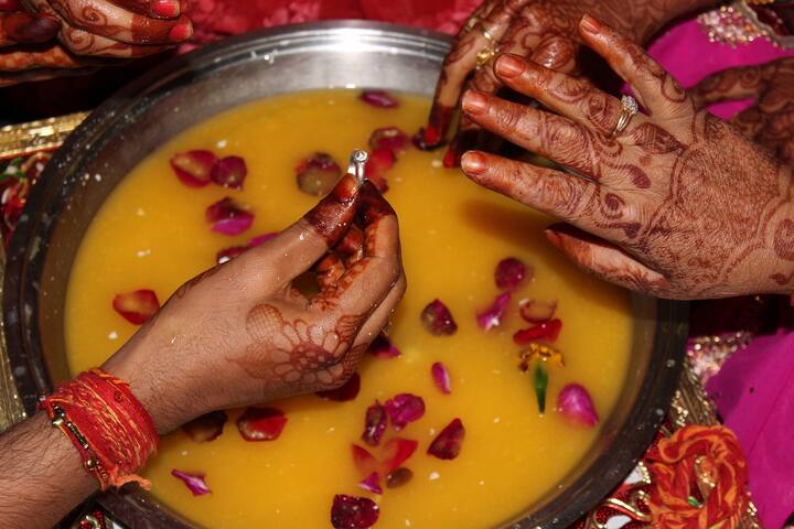 পাশাপাশি এই পাত্র এবং পাত্রীর রাজ্যে জন্ম হয়েছে বা বিগত ৫ বছর পশ্চিমবঙ্গে বাস করছেন বা পিতা মাতাকে রাজ্যের স্থায়ী বাসিন্দা হতে হবে। 
