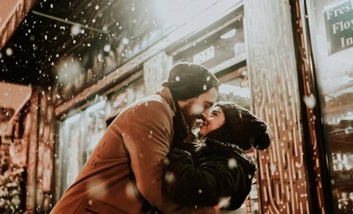 ভালবাসা দিয়ে সব জয় করা সম্ভব বলে ধারণা রয়েছে। সম্পর্কের ভিত্তিও এই ভালবাসাই। কিন্তু সম্পর্ক কি শুধুমাত্র ভালবাসা দিয়ে চলে? একটা বয়সের পর এই প্রশ্নের উত্তর দিতে গিয়ে থমকে যেতে হয় আমাদের। উত্তরের খোঁজে যত গভীরে যাই, ততই ঘেঁটে যায় সব তত্ত্ব।