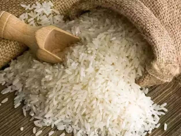 ਚਾਵਲ- ਸਾਵਣ ਵਿੱਚ ਅਕਸ਼ਤ ਦਾ ਦਾਨ ਬਹੁਤ ਫਲਦਾਇਕ ਮੰਨਿਆ ਜਾਂਦਾ ਹੈ। ਸ਼ਿਵਪੁਰਾਣ ਅਨੁਸਾਰ ਸਾਵਣ ਸੋਮਵਾਰ ਦੀ ਪੂਜਾ ਵਿੱਚ ਇੱਕ ਮੁੱਠ ਅਕਸ਼ਤ ਸ਼ਿਵਲਿੰਗ ਚੜ੍ਹਾਓ ਅਤੇ ਲੋੜਵੰਦਾਂ ਨੂੰ ਚੌਲ ਵੀ ਦਾਨ ਕਰੋ। ਮੰਨਿਆ ਜਾਂਦਾ ਹੈ ਕਿ ਇਸ ਨਾਲ ਤਰੱਕੀ ਦਾ ਰਾਹ ਖੁੱਲ੍ਹਦਾ ਹੈ।