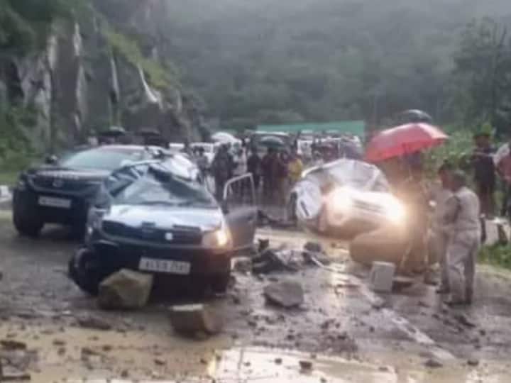 Watch: नगालैंड में पहाड़ से गिरी आफत, चट्टानों ने दो कारों को कुचला, 2 की मौत