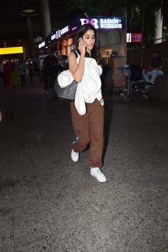 एयरपोर्ट पर अब 'जैेकेट' से खुद को कवर करते हुए स्पॉट हुईं Janhvi Kapoor, लोगों को आई 'तकिये' की याद