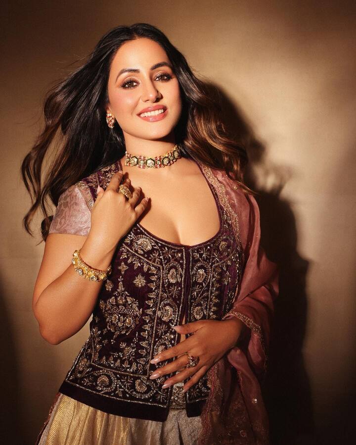 Hina went for a bold makeup look