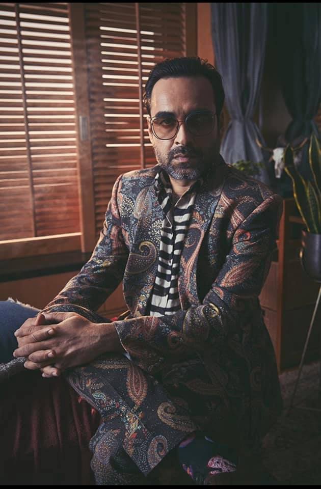 पंकज त्रिपाठी के मन में बचपन से अभिनेता जन्म ले चुका था. वो गांव देहात के नुक्कड नाटकों में काम करते थे. यहां तक की वो लड़की का भी किरदार निभाते थे. यहीं से शुरू हुआ सफर और उन्होंने तय कर लिया कि जीवन में करनी है तो बस एक्टिंग.